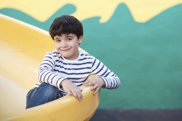 Niño en el parque infantil — Foto de Stock