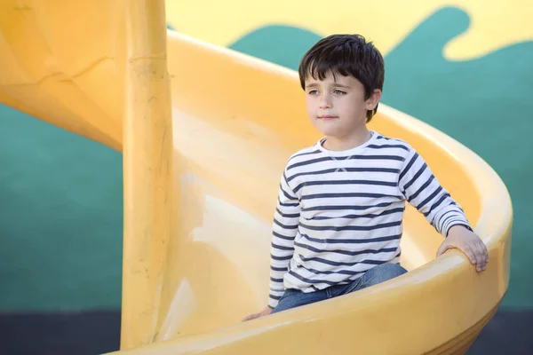 Niño en el parque infantil — Foto de Stock