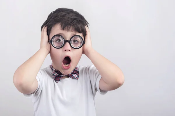 Chico sorprendido con gafas — Foto de Stock