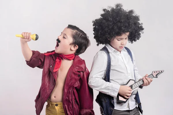 Niños disfrazados de estrellas de rock — Foto de Stock
