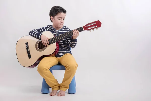 Pojke spela gitarr — Stockfoto