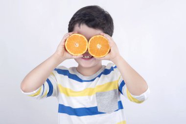 Portakal ile komik çocuk