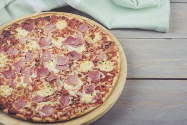 İtalyan pizza ahşap bir masa üzerinde