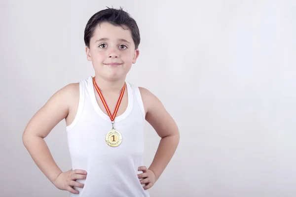 Šťastný chlapec s zlaté medaile — Stock fotografie