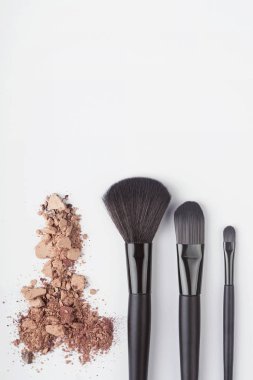 Beyaz arka plan üzerinde izole makyaj kozmetik