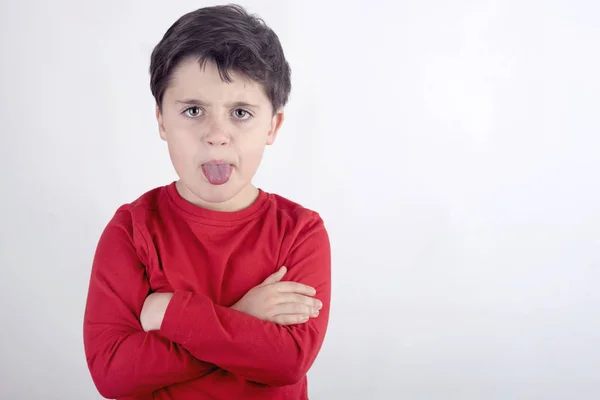 Rudo chico sobresaliendo de su lengua — Foto de Stock