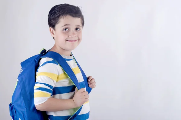Portret uczniak uśmiechający się z plecakiem — Zdjęcie stockowe