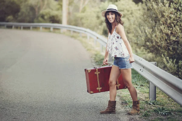 Yolda bavulla genç kız — Stok fotoğraf