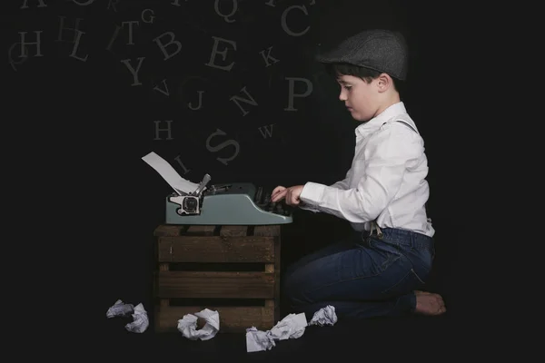 老打字机的男孩 — 图库照片