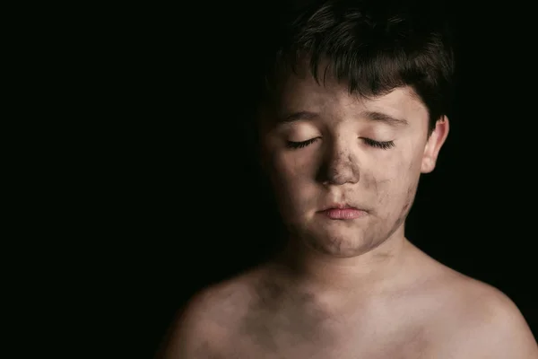 Surullinen poika likainen kasvot — kuvapankkivalokuva