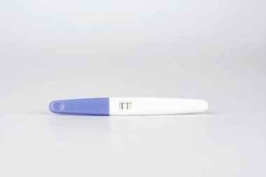 Hamilelik testi pozitif beyaz arka plan üzerinde izole