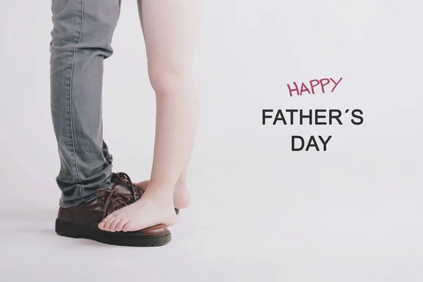 Dzień szczęśliwy ojców. Syn stojąc na nogach ojca — Zdjęcie stockowe
