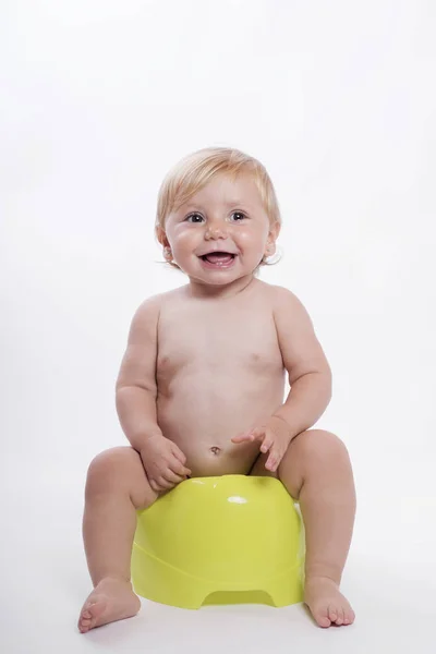 Baby sitter på pottan — Stockfoto