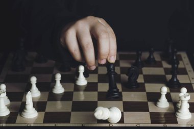 satranç tahtası. Satranç oynayan bir çocuğun el