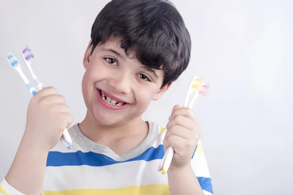 Niño sonriente con cepillo de dientes — Foto de Stock