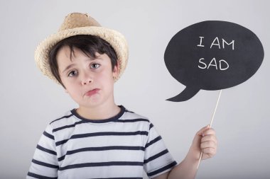 Üzgünüm. İşaret tutan mutlu çocuk portresi