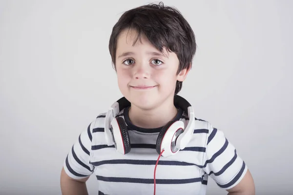 Ребенок в наушниках, слушает музыку — стоковое фото