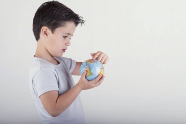 Çocuk oyuncak globe adlı arıyorum. Çocuk holding dünya elinde