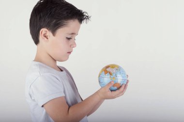 Çocuk oyuncak globe adlı arıyorum. Çocuk holding dünya elinde