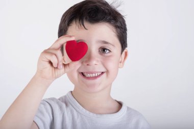 Oynak küçük çocuk kalp ile göz kapsayan
