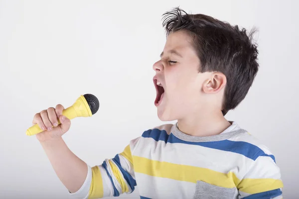 Chlapec, zpěv na mikrofon — Stock fotografie