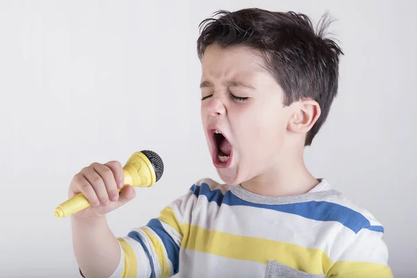 Chlapec, zpěv na mikrofon — Stock fotografie