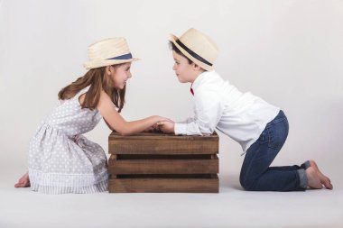 Küçük erkek arkadaş. Romantik ilişki arasında küçük çocuklar.