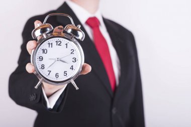 İşadamı ile çalar saat üzerinde beyaz izole