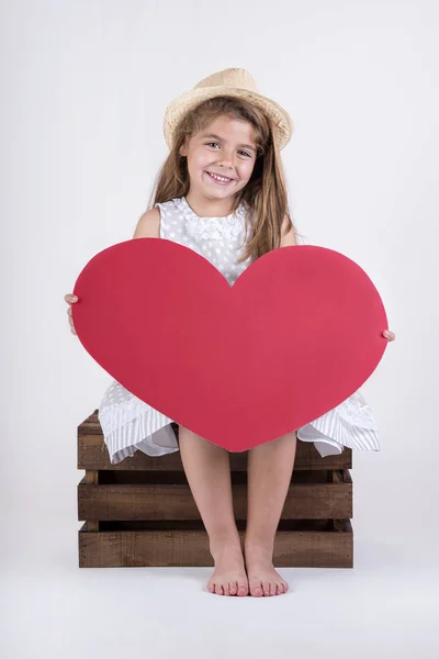 Ευτυχισμένο παιδί γέλιο κορίτσι με καρδιά του Αγίου Βαλεντίνου — Φωτογραφία Αρχείου