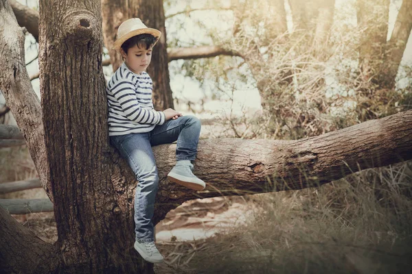 Promyšlené chlapeček, venkovní portrét dítěte — Stock fotografie