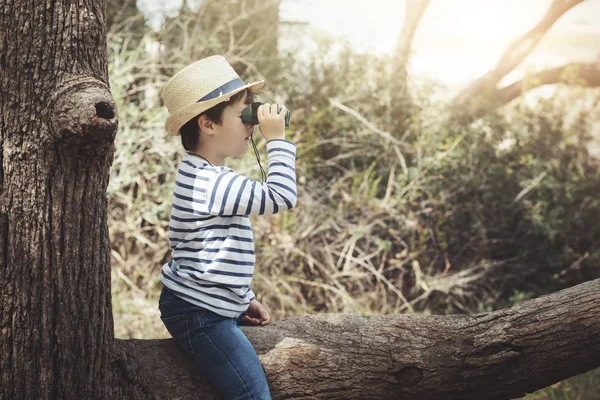 Pojken att utforska naturen med kikare — Stockfoto