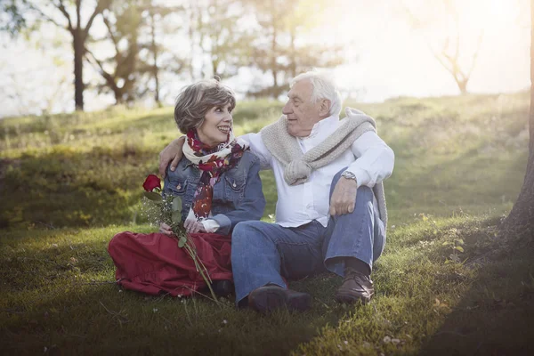 Ritratto di coppia anziana romantica — Foto Stock