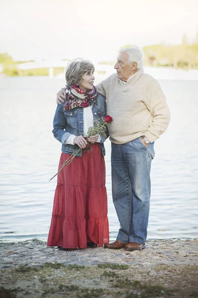 Ritratto di coppia anziana romantica — Foto Stock