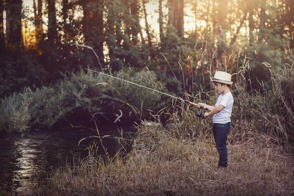 Niño pescando. Retrato infantil al aire libre — Foto de Stock