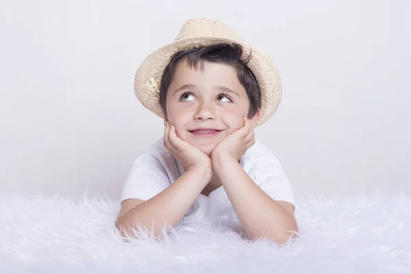 Grappige kind, kleine jongen liggend op bed te denken — Stockfoto