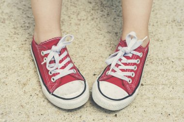 Çocuk spor ayakkabı ile. Kırmızı spor ayakkabılar ile çocuk