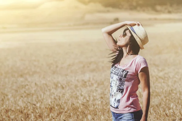 Menina atenciosa no campo de trigo — Fotografia de Stock