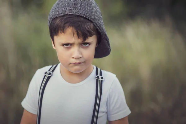 Gros plan de coléreux petit garçon avec chapeau — Photo