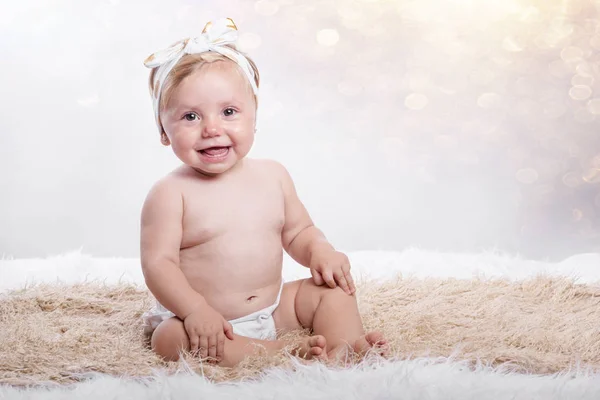 Bebê feliz, bebê sorridente em fralda — Fotografia de Stock