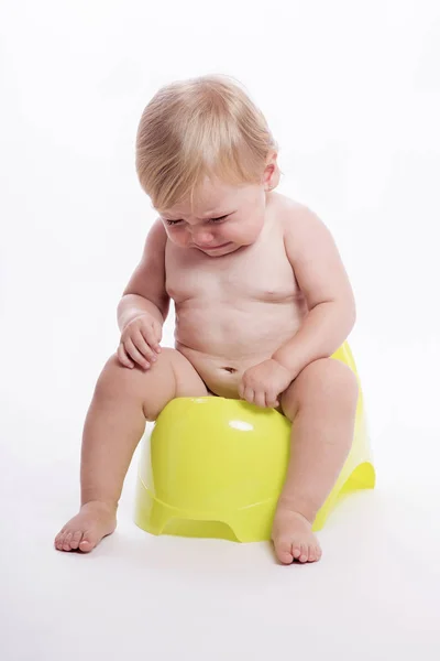 Llorando bebé sentado en un orinal — Foto de Stock