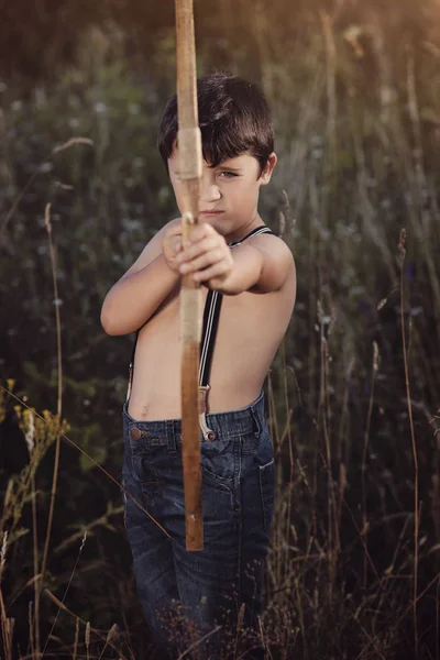 Archer pojke, barn som leker med en båge och pilar — Stockfoto