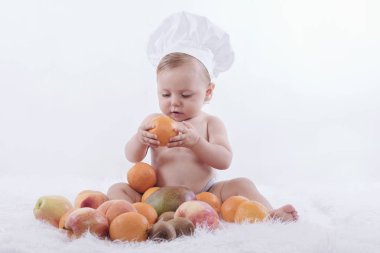 Meyve ile bir şefin şapkalı küçük mutlu bebek