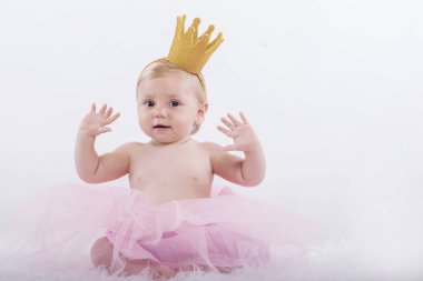 Gülümseyen bebek bir prenses gibi giyinmiş