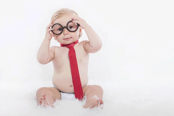 Pequeño bebé con gafas y corbata — Foto de Stock