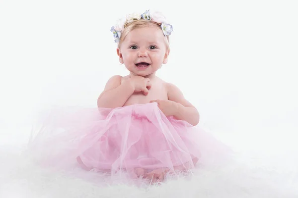 Bebé divertido con corona de flores. Niña en traje de princesa y tutú rosa —  Fotos de Stock