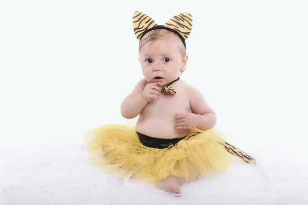 Bebê engraçado com traje de tigresa — Fotografia de Stock