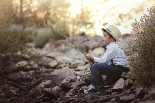 Fundersam pojke på floden — Stockfoto
