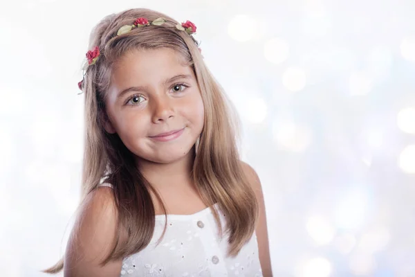 Chica sonriente, chica bonita con corona de flores . —  Fotos de Stock