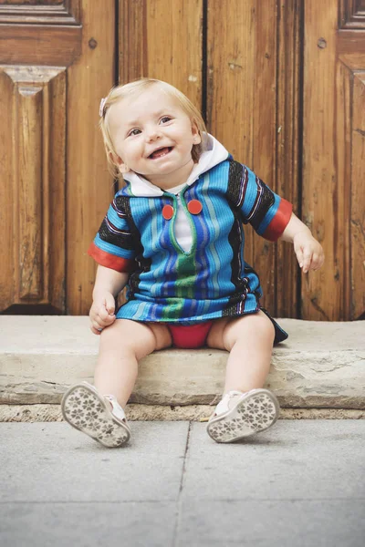 Happy baby, Baby sitter på golvet — Stockfoto