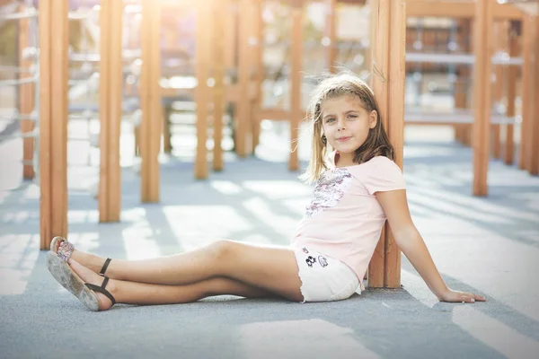 Chica bonita, niña pequeña en el patio de recreo —  Fotos de Stock